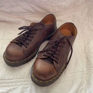 ✨Vinatage brown doc marten lace up shoes✨
